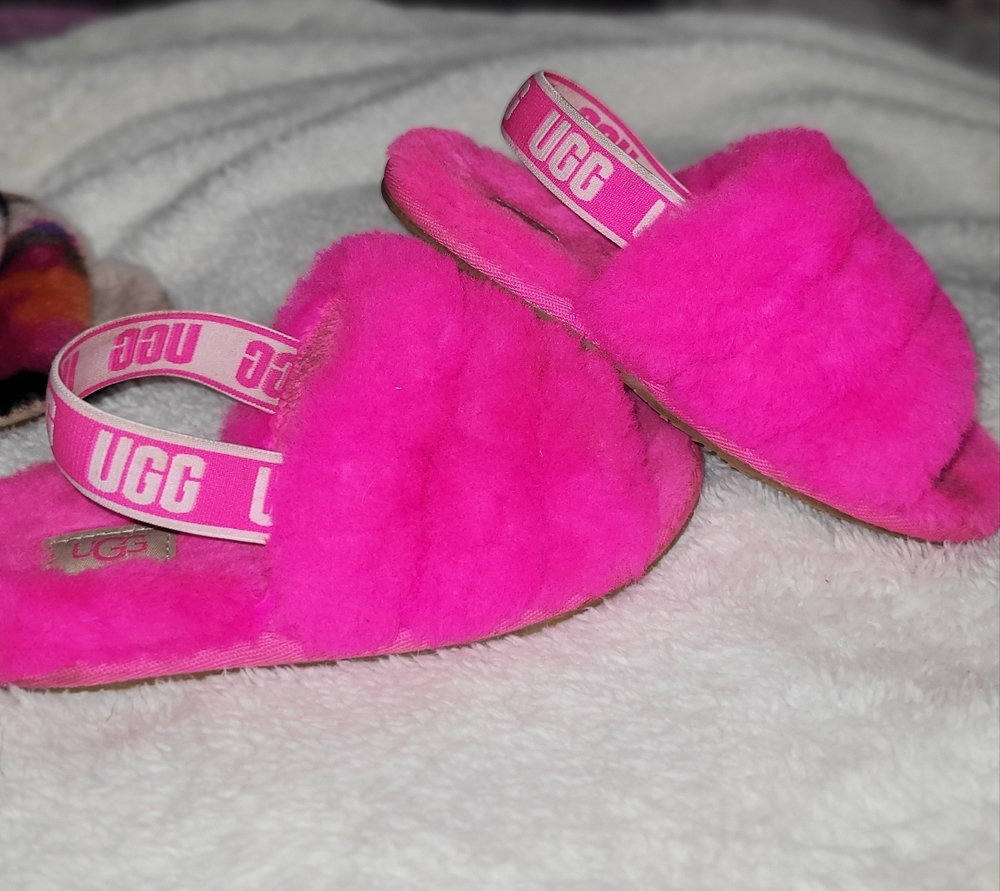2 pairs of UGG sandles
